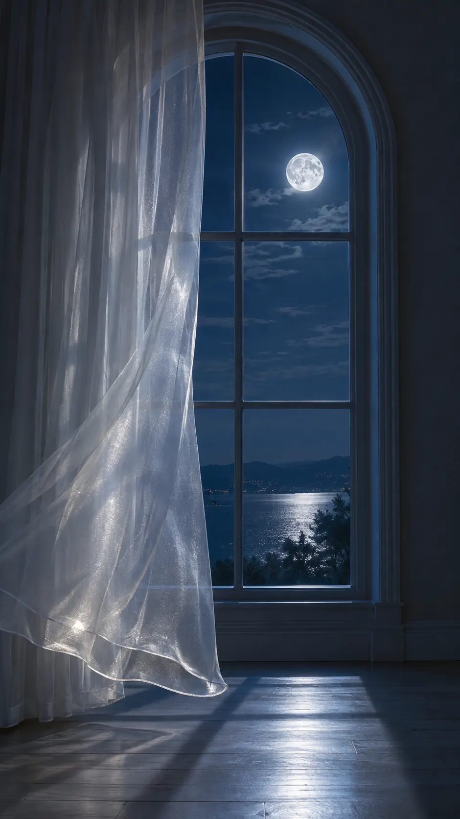 Ein Rundbogenfenster mit einem transparenten Vorhang, der von der Brise bei Vollmond bewegt wird