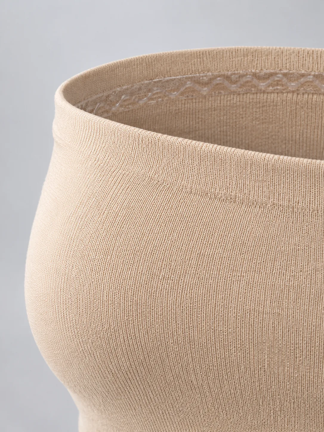 Seamless Tube Layer in Almond, detail